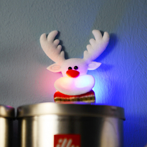 LED점등 펠트루돌프뱃지 [24개한팩] -/크리스마스/용품/파티장식소품/점등/led/라이트/루돌프/산타/눈사람/트리/백곰/루돌프/사슴뿔/머리핀/고깔/산타머리띠/팔찌/설정/트리안경/반지/소품/뱃지